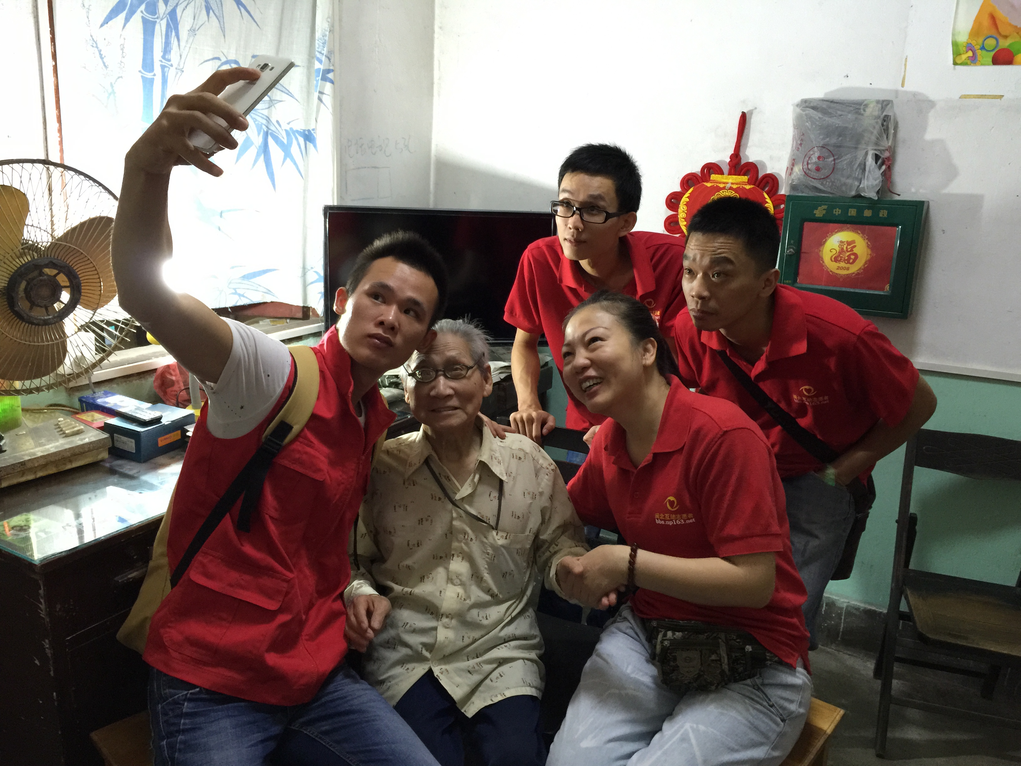 2015年9月，志愿者看望杨真社区的薛泰宁老人.JPG