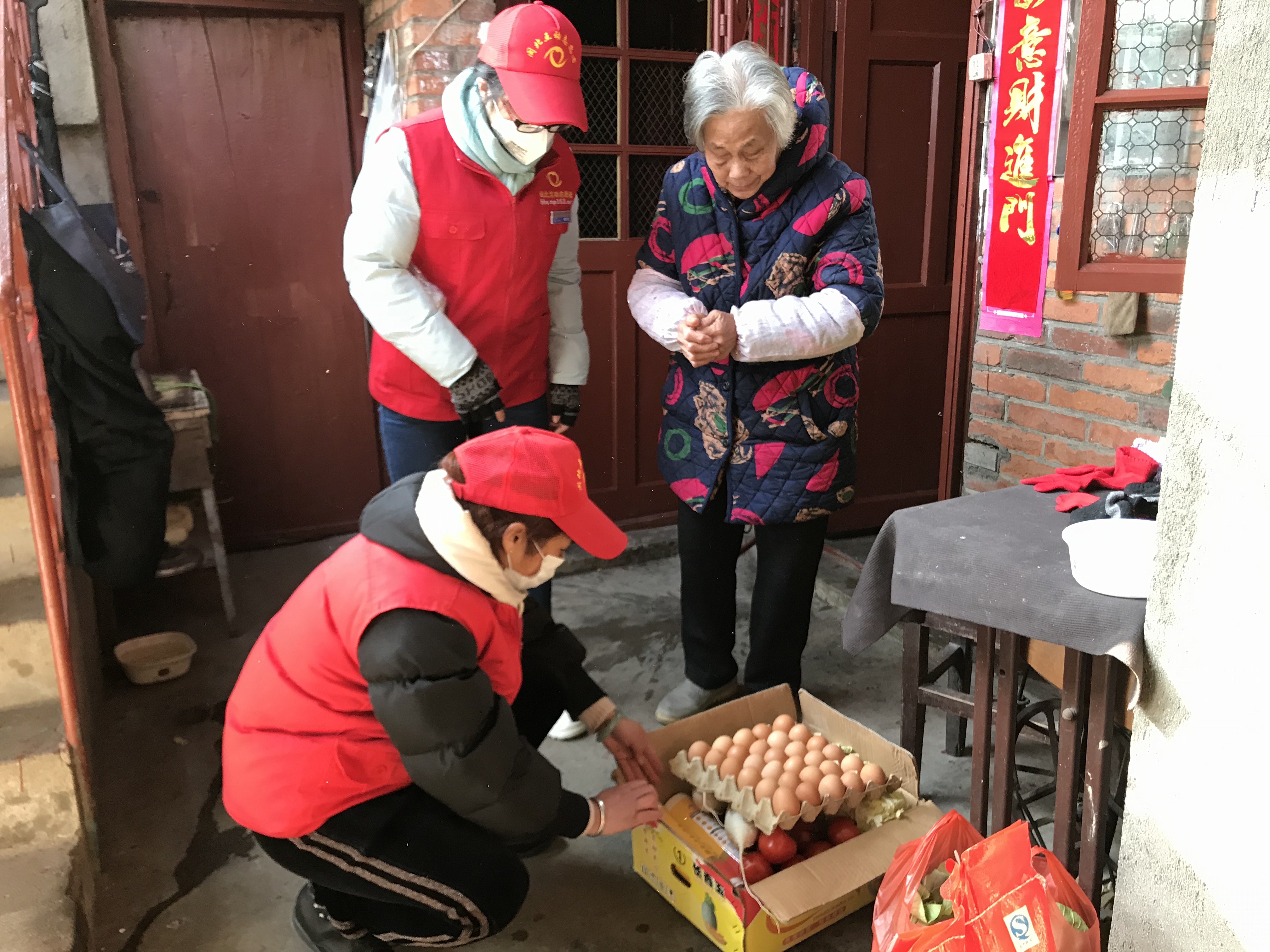 2020年2月，为疫情期间陷入困境的社区老人送去油米蔬菜等生活物资，缓解他们出行不便的困难.JPG