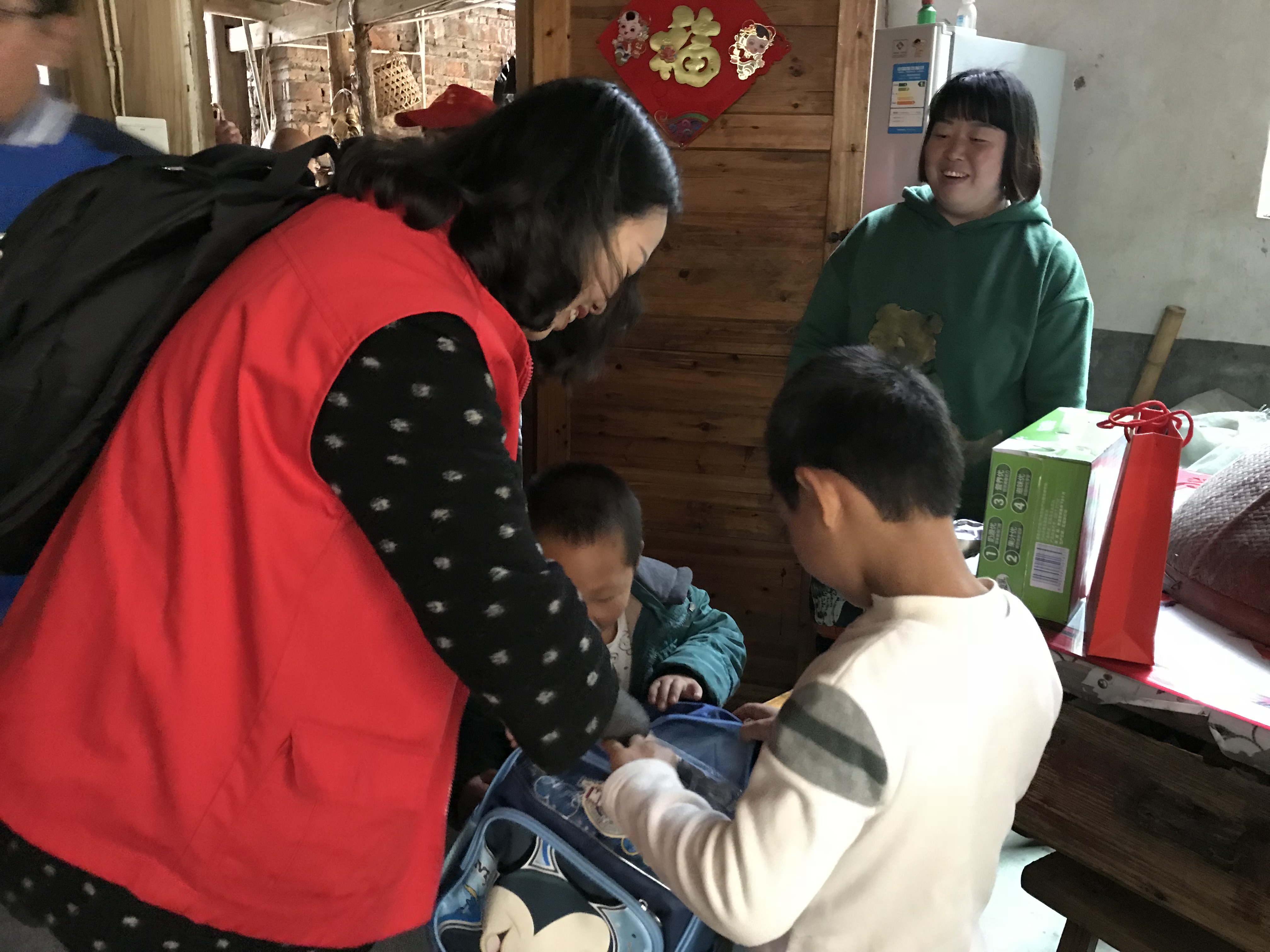 2018年3月25日，在塔前镇开展的春风助学活动中志愿者们在学生家里入户走访.JPG